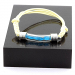 Pierres et Min&eacute;raux. Bracelet Apatite bleu neon brut. Couleur beige.