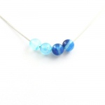 Pierres et Min&eacute;raux. Collier 4 perles Agate ruban&eacute;e bleu 8 mm Chaine en acier inoxydable.