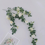 Lillep&auml;rja kunstlik roosiviinapuu Lilled roheliste lehtedega, mis ripuvad siseruumides v&auml;lisseinaks Koduaed Pulmad Suvine Veranda terrass R&otilde;du sisekujundus punane