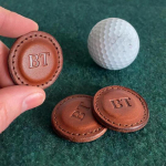 Magnetiline golfipalli marker &ndash; &uuml;mmargune positsioneeriv golfikingitus 4x4 cm helepruun v&auml;rv