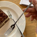 Roostevabast terasest &otilde;htus&ouml;&ouml;gikahvel Pika k&auml;epidemega lauakahvlite komplekt Korea s&ouml;&ouml;giriistade nelja otsaga salat magustoit puuviljakahvlid K&ouml;&ouml;k 1PCS