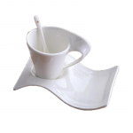 1/3 komplekti keraamiline kohvitass lainelise alustassi ja lusikaga Euroopa v&auml;ike luksuslik piimakruus valge portselanist kontoriteetassi joogin&otilde;ud valge