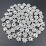 50/100 tk Valge ABS Imitatsioon P&auml;rl Lille Kroonlehed Lehed Helmed Aksessuaaride Valmistamine DIY Kaelakee K&auml;ev&otilde;ru K&otilde;rvar&otilde;ngaste Ripatsid Ehted Tarvik 5