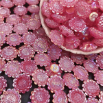 20 tk kahekordse auguga lahtised helmed AB v&auml;rviv&otilde;lusid p&auml;evalillehelmed ehete valmistamiseks meisterdatud k&auml;sit&ouml;&ouml;na valmistatud p&auml;rlimaterjal punane