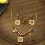 Kullatud roostevabast terasest kaelakee, k&otilde;rvar&otilde;ngad ja s&otilde;rmus reguleeritava geomeetrilise disainiga &ndash; ideaalne pulmadeks ja t&auml;htp&auml;evadeks kuld