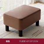 Ristk&uuml;likukujuline v&auml;ike taburet, libisemiskindlate puidust jalgadega nahast jalatugi, moodsad taburetid diivanile, kontor