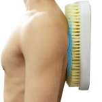 Selja h&otilde;&otilde;rumine Artefakt Laisad inimesed v&otilde;tavad vanni, et p&uuml;hkida selg seinale Kooriv seljahari Vannitoa puhastusvahend kodus