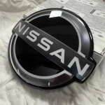 CNAUID1 Uus Acc Rinnam&auml;rk Esiv&otilde;re Embleem 62890-6LJ0A 62890-6RM0A Nissan Altima Sentra Esik&uuml;lje Embleem Logo Uus T&ouml;&ouml;tab Acc Radari-ga h&otilde;be