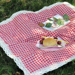 1 tk V&auml;li piknikumatti, Lauamatti, Punavalge ruuduline pitsiline dekoratiivne piknikutekk - Laudlina, Sobib telkimiseks