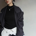 S&uuml;gis- ja talvine naiste alumine s&auml;rk Poolk&otilde;rge kaelusega Dralon sees polsterdatud pikkade varrukatega keskmise kraega &uuml;hev&auml;rvilised &otilde;hukesed p&otilde;hjaga riided S must