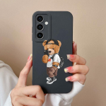 Telefoni &uuml;mbrise kaaned Samsung Galaxy S24 Ultra F15 S24+ A55 A15 M15 Cute Bear Multifilmi mustriga p&otilde;rutuskindel silikoonist pehme kvaliteetne kaitseraua Samsungile Samsung S24