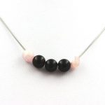 Pierres et Min&eacute;raux. Collier perles Agate noire 8 mm + Kunzite du Br&eacute;sil Chaine en acier inoxydable.