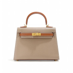 Uut t&uuml;&uuml;pi ehtsast nahast naiste k&auml;ekott &uuml;he &otilde;larihmaga, millel on k&otilde;rgekvaliteediline k&auml;sitsi &otilde;mmeldud tekstuur ja lehmanaha v&auml;rv 22x7x16cm khaki