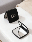 DIOR 1 t&uuml;kk must ruudukujuline kompaktpeegel metallist CD-logoga kahepoolne miniatuurne kaasaskantav tasku meigipeegel naistele reisimiseks must