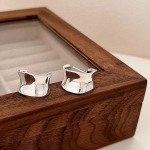 J&auml;ine stiilidisain ja laiad kaardus k&otilde;rvar&otilde;ngad, ebakorrap&auml;rase tekstuuriga, k&otilde;rgekvaliteedilised k&otilde;rvar&otilde;ngad naistele