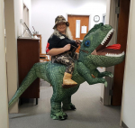 Naljakas suure peaga Tyrannosaurus Rex t&auml;ispuhutav kost&uuml;&uuml;m, t&auml;iskasvanutele 150-190cm roheline
