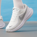 Nike Meeste Aastaaegade Jooksukingad US 10 valge