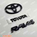 3-osalised RAV4 pagasiruumi embleemid TOYOTA logo asendusv&otilde;imalus L&auml;ikiv must, matt must, l&auml;ikiv h&otilde;bedane kleebised matt must v&auml;rv