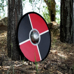 K&auml;sitsi valmistatud maalitud m&auml;nguasi Viking Shield terasest bossiga