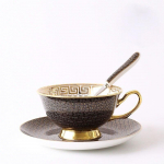 1 komplekt Bone China tassi ja taldrikuga, valge/must ruudustikuga kohvikruus, kullast servaga sisekujundusega lauan&otilde;ud, kingitus must