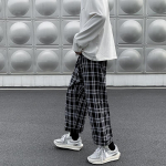 Meeste vabaaja p&uuml;ksid, ruuduline pahkluu pikkus, vaba lai jalg, mis sobib elastne v&ouml;&ouml;koht mood p&uuml;ksid t&auml;navar&otilde;ivad Harajuku Korea retro siset&uuml;kid L must