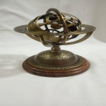 21 cm messingist graveeritud armillary kerakujuline maakera mustal puidust alusel kodukontori sisekujundus