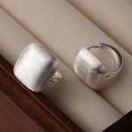 Sterling h&otilde;bedast rasket&ouml;&ouml;stuse j&auml;&auml;tunud harjatud ruudukujulised k&otilde;rvar&otilde;ngad S925 k&otilde;rvaklambrid, naiste sisemised ni&scaron;ikujundusega rafineeritud metsikud k&otilde;rvar&otilde;ngad 925