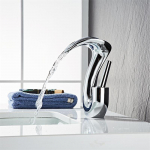 Tuqiu Kuldne Vannitoasegisti Messing Must Valamusegisti K&uuml;lm ja Kuum Valge Kaskaadsegisti Valamu Segisti &Uuml;he K&auml;epidemega Tekile Paigaldatav Segisti