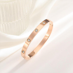 Elegantne teemantidega kaunistatud titaanterasest k&auml;ev&otilde;ru: Kerge luksus ja k&otilde;rgekvaliteediline mood, galvaniseeritud 18K kullaga, l&auml;ikiv, ei tuhmu, veekindel.