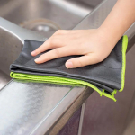 Mikrokiust s&uuml;siniklapp akende p&uuml;hkimiseks Veiniklaasid Lauan&otilde;ud Klaasipuhastuslapp S&uuml;sinikkiust lapp