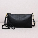 Kuum m&uuml;&uuml;k, esimene kiht veisenahast, pehmest nahast &uuml;mbrikuga vahetuskott, &uuml;ks &otilde;la ristkehaga sidurikott