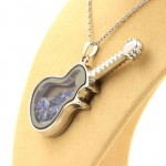 Pierres et Min&eacute;raux. Collier Benitoite brut. Mod&egrave;le guitare.