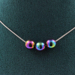 Pierres et Min&eacute;raux. Collier 3 perles H&eacute;matite multicolore 8 mm. Chaine en acier inoxydable Collier femmes, hommes. Taille personna