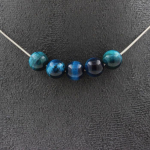 Pierres et Min&eacute;raux. Collier 5 perles Oeil de Tigre bleu clair 8 mm. Chaine en acier Collier femmes, hommes. Taille personnalisable.