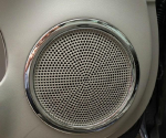 Nissan Versa helik&otilde;lari r&otilde;ngas sisemuse kleebis