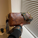Vintage lilledega reljeefne Crossbody kott etnilise stiiliga silindriline rahakott Naiste &otilde;lakott laia rihmaga 23x11.5x14.5cm