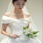 Prantsuse &uuml;herealine &otilde;lasatiinist p&otilde;hipulmakleit Uus pruutkleit Temperament seltskondlik v&auml;ike lihtne l&otilde;ng XXXL valkjas v&auml;rv