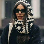 Naiste kootud Balaclava m&uuml;ts K&auml;sitsi valmistatud heegeldatud lilleline nelinurkne villane &uuml;hes t&uuml;kis nokam&uuml;tsid Kael, soe retro ins Pullover M&uuml;ts Suusakapott 56-58cm must valge v&auml;rv