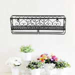 Internetis metallist veinitopsikeste riiul &scaron;ampanjaga kaetud veiniklaasist tassi pudel, pokaal &uuml;mberp&ouml;&ouml;ratud hoidik K&ouml;&ouml;gis seinakinnitusega veiniriiul None must