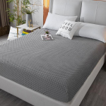 Pom Poms voodile paigaldatud libisemisvastane lina, reguleeritav flanellmadrats, mis katab nelja nurka elastse ribaga mitmes suuruses voodilinad 120 x 200cm