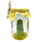 Pahur hapukurgi skulptuur l&auml;bipaistvas purgis Kurb murelik marineeritud kurgi kujuke, kodukontori t&ouml;&ouml;laua kaunistus A