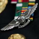 Muistne h&otilde;bedane USNAVY &otilde;hulahingu eksperdi kvalifikatsioonim&auml;rk Lennum&auml;rk oskuste m&auml;rk S&otilde;jalise f&auml;nni metallim&auml;rgi s&otilde;jalise kingituse medal