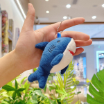 Pl&uuml;&uuml;sist hai v&otilde;tmehoidja nukk - Armas kotikaunistus ja pulmaviskamise aksessuaar 10 cm