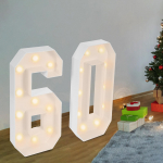 60. s&uuml;nnip&auml;eva kaunistused, Suur 100 cm k&otilde;rgune valgustatud number 60, Vintaažistiilis patareitoitega LED-p&otilde;randal seisav m&auml;rk peoks valge