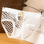 Seksikad alusp&uuml;ksid naistele p&uuml;ksid ikule must auklik aluspesu Temptation keskmise v&ouml;&ouml;kohaga K110 one size valge