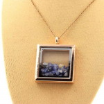 Pierres et Min&eacute;raux. Collier Benitoite brut. Mod&egrave;le carr&eacute;. Couleur Or rose.
