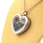 Pierres et Min&eacute;raux. Collier Saphir brut. Mod&egrave;le coeur.