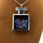 Pierres et Min&eacute;raux. Collier Tanzanite brut. Mod&egrave;le flacon.