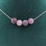 Pierres et Min&eacute;raux. Collier 4 perles Mica violet mat 8 mm. Chaine en acier inoxydable Collier femmes, hommes. Taille personnalisab