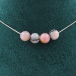 Pierres et Min&eacute;raux. Collier 4 perles Opale rose 8 mm. Chaine en acier inoxydable Collier femmes, hommes. Taille personnalisable.